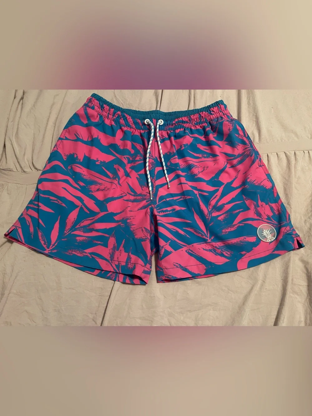 Chubbies Men’s 5.5 SwimTrunks Palm Springs Pink Blue Tropical Palm Leaf M